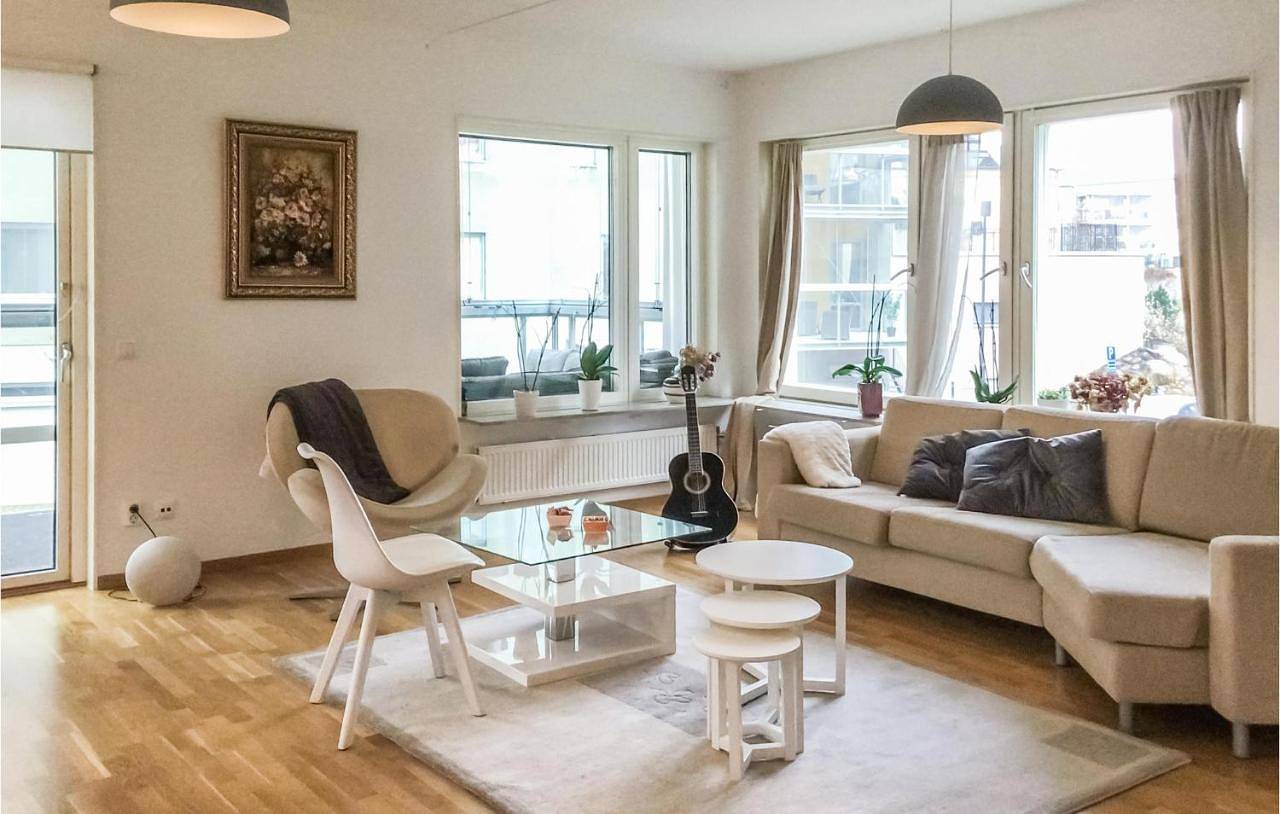 Appartement entier, 3 Bedroom Nice Apartment In Västerås in Västeras, Lac Mälar