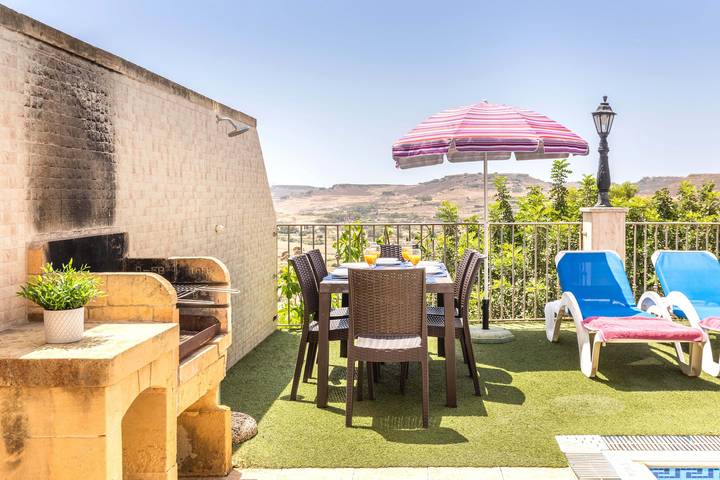 Villa Ta Debora Sleeps 7 with Pool in Xaghra, Gozo