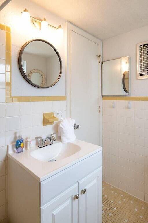 Ganze Wohnung, Paradise Shores #3 | 1 block to beach | 1 gig Wifi in Pompano Beach, Broward County