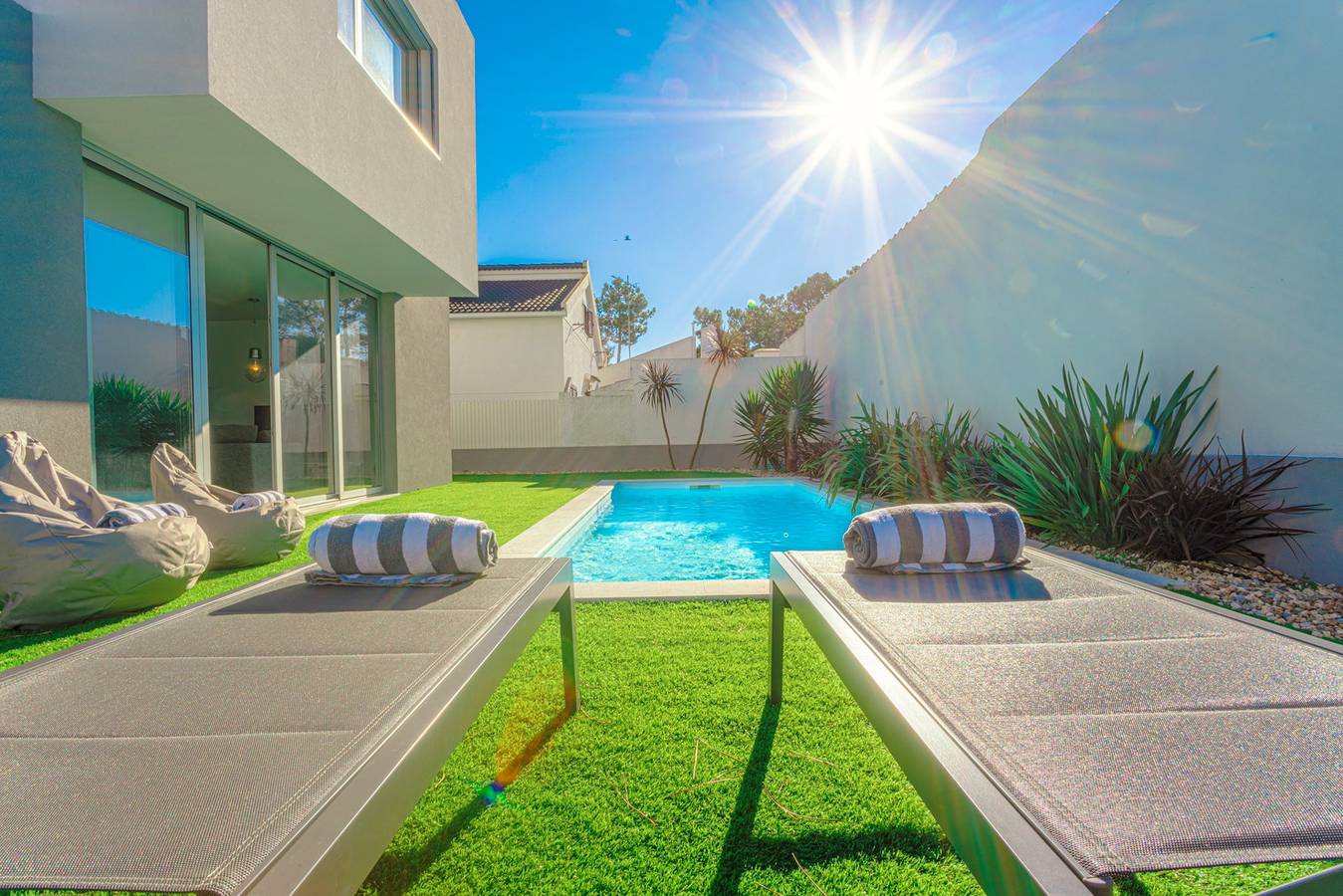 Contemporary Lisbon Coast Villa | 3 Bedrooms | Villa Kamila | Private Pool & Outdoor Dining Area | Aroeira in Aroeira, Charneca de Caparica e Sobreda
