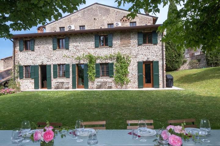 Location de vacances pour 12 personnes, avec Jacuzzi ainsi que Jardin et Vue dans Custoza