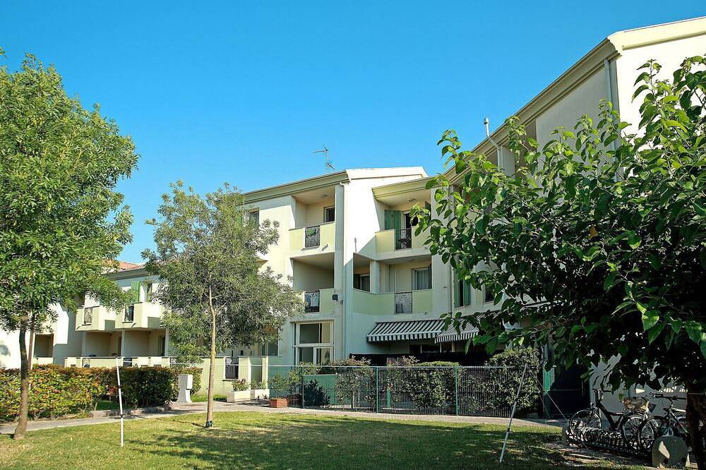 Entire apartment, Lovely apartment for 4 guests with A/C, Wifi, Tv, terrace and parking in Duna Verde, Caorle