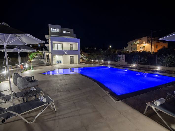 Ferienhaus für 15 Personen, mit Kinderpool und Garten sowie Balkon, kinderfreundlich