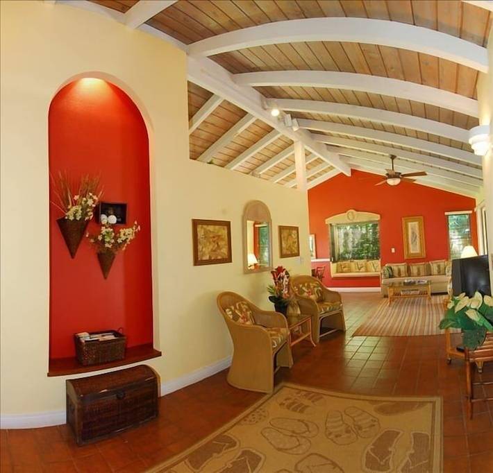 Vacation rental for 10 people, with hot tub and yard as well as pool in Kauai