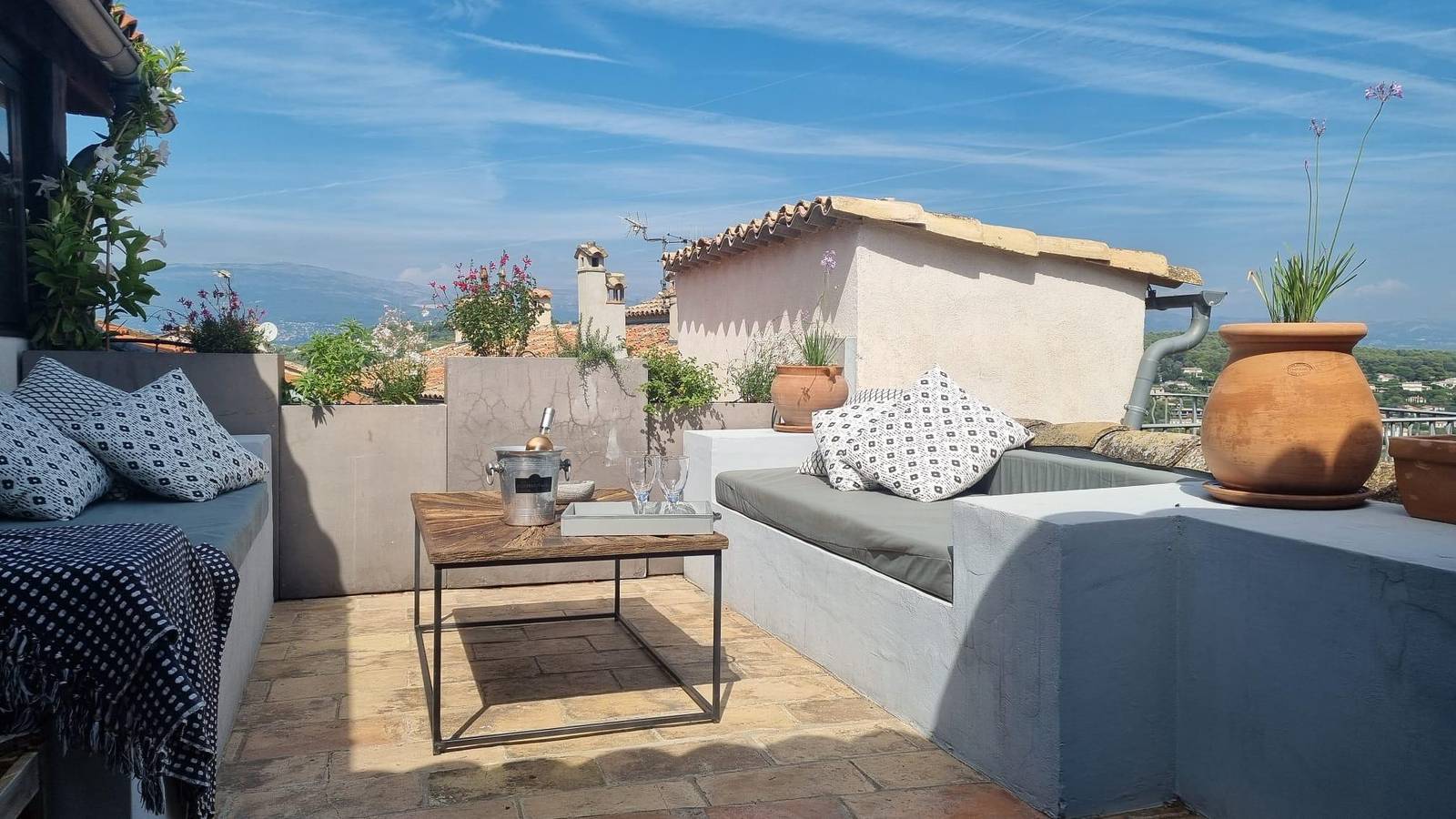 Ganze Wohnung, Ferienwohnung für 6 Personen mit Terrasse in Mougins, Cannes und Umgebung