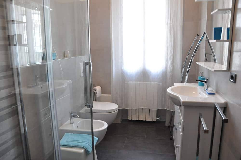 Geheel appartement, Apartment in semi-detached house, quiet location, sea view in Ospedaletti, Ospedaletti Gemeente
