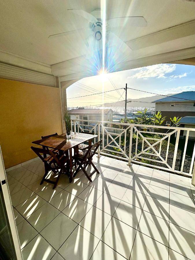 Gîte pour 4 personnes, avec terrasse ainsi que vue et piscine dans Marina du Marin - 3