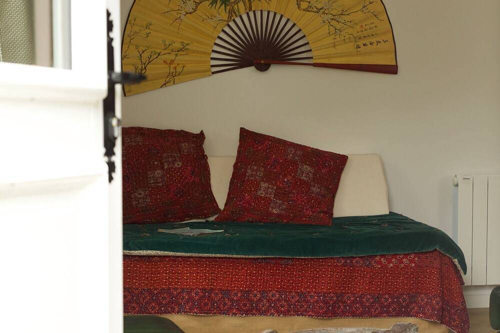 Small house in town center with large garden, quiet and comfortable, sleeps 2-4 in Sainte-Famille-en-Auge, Region de Lisieux