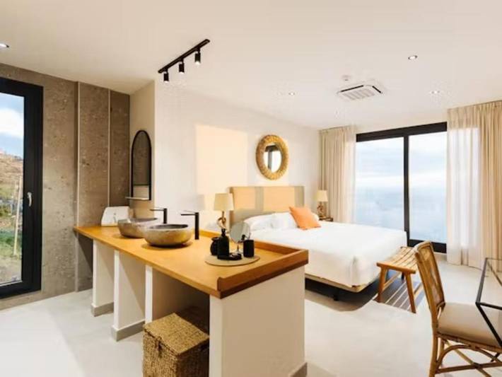 Appart’hôtel pour 4 personnes, avec piscine ainsi que jardin et balcon