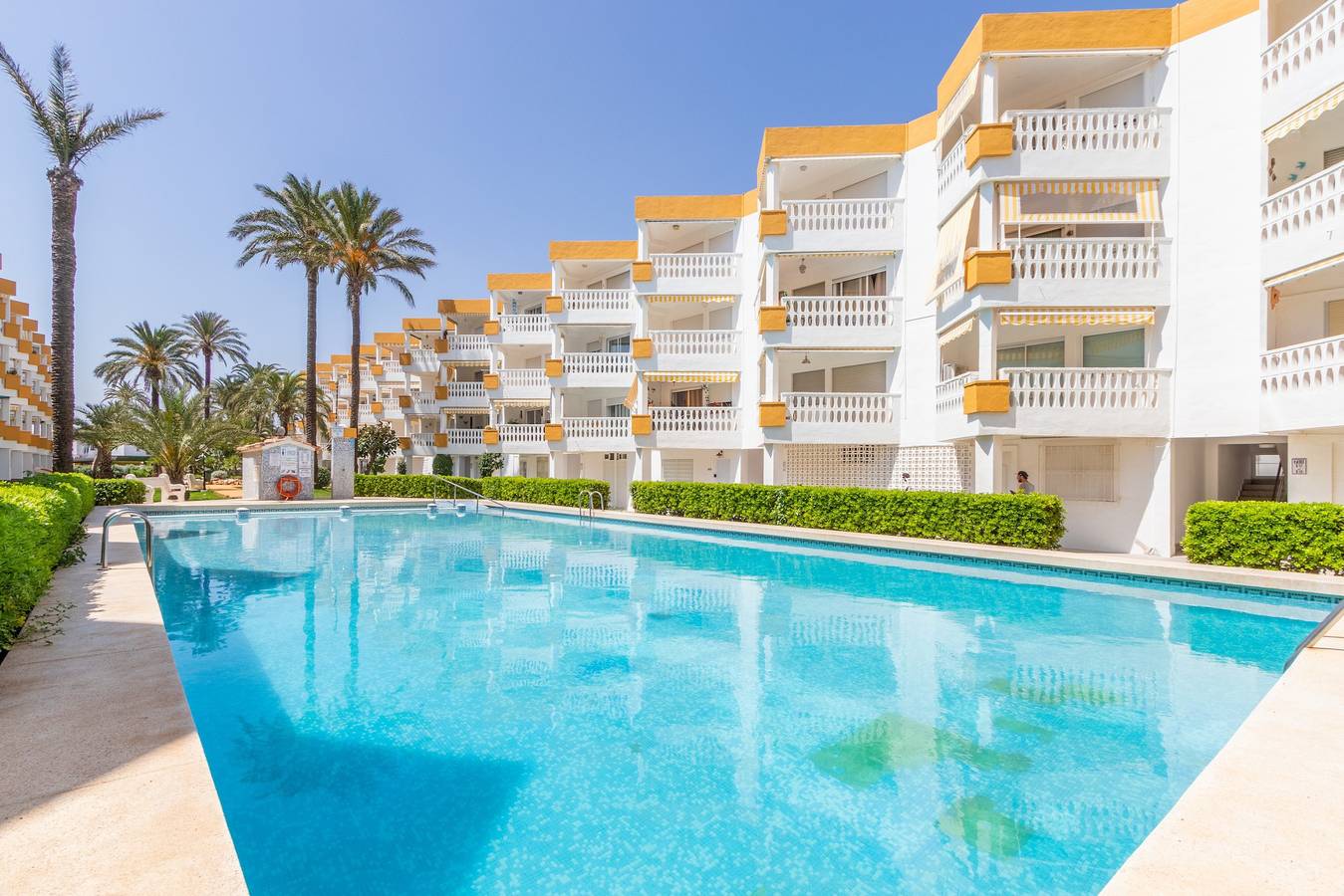 Apartamento entero, Apartamento 'B22 Vistas al mar desde la terraza' cerca de la playa con piscina compartida y Wi-Fi in Dénia, Costa Blanca