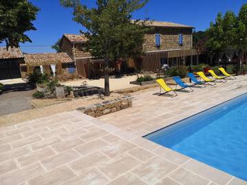 Gîte pour 4 personnes, avec vue ainsi que jardin et piscine à Planzolles