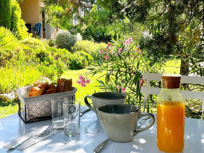 Chambre d’hôte pour 2 personnes, avec Terrasse ainsi que Jardin et Piscine
