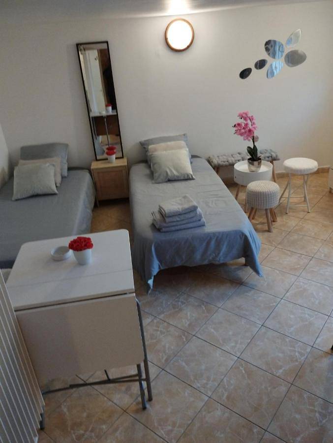 Appartement de vacances pour 2 personnes, avec piscine ainsi que jardin et terrasse, animaux acceptés