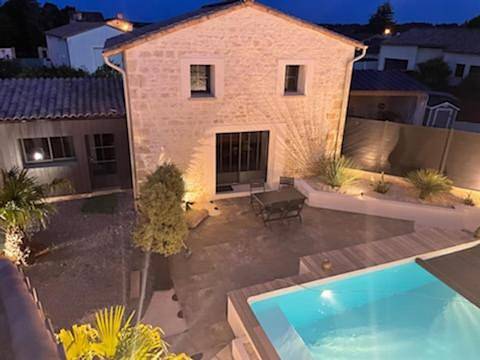 Jolie maison en pierres avec piscine et parking in Saint-Gelais, Région de Niort