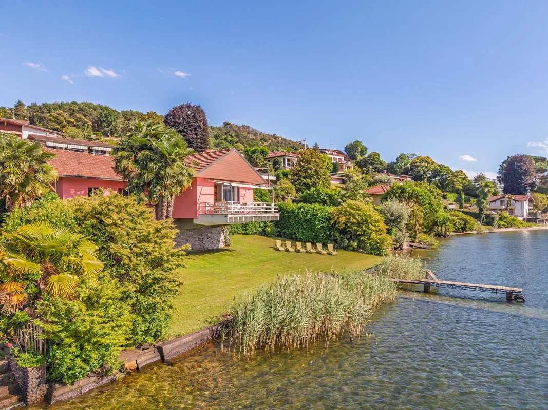 Italian Lakes lakeside villa with direct lake access in Spiaggia Canottieri, Ranco
