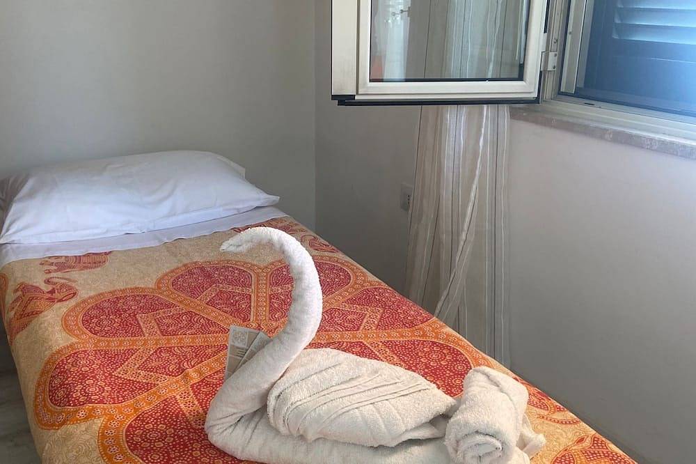 For rent 2 rooms located 5 minutes from the historic center and the first beach. in Maratea, Provincia de Potenza