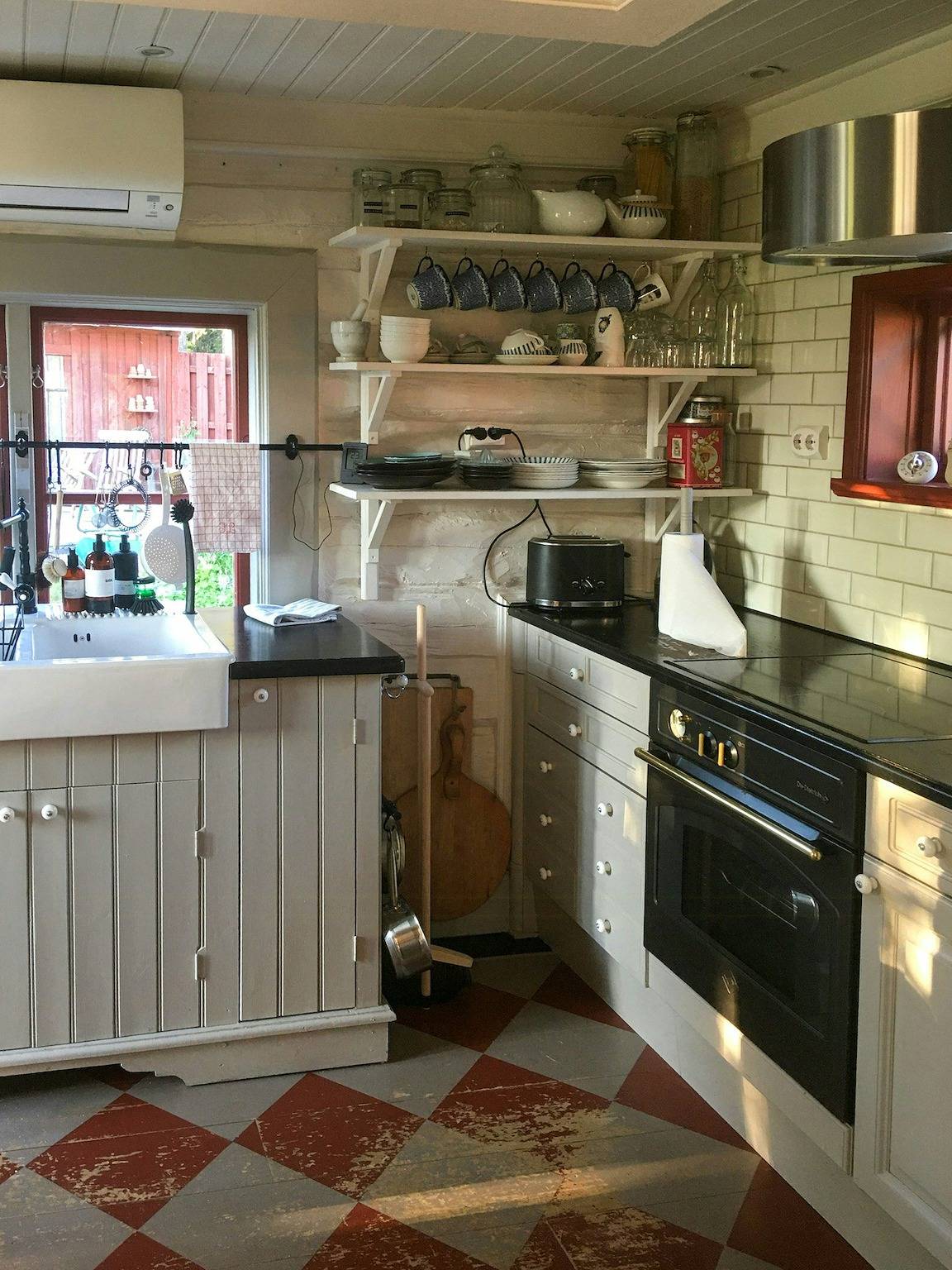 1700er-Holzhaus an einer Meeresbucht in der Nähe von Umeå in Umea, Västerbotten