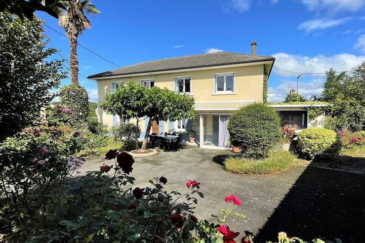 Location de vacances pour 9 personnes, avec balcon et piscine à Asson