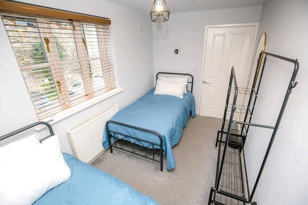 House Sleeps 4 with Parking and Garden in Glastonbury, Somerset