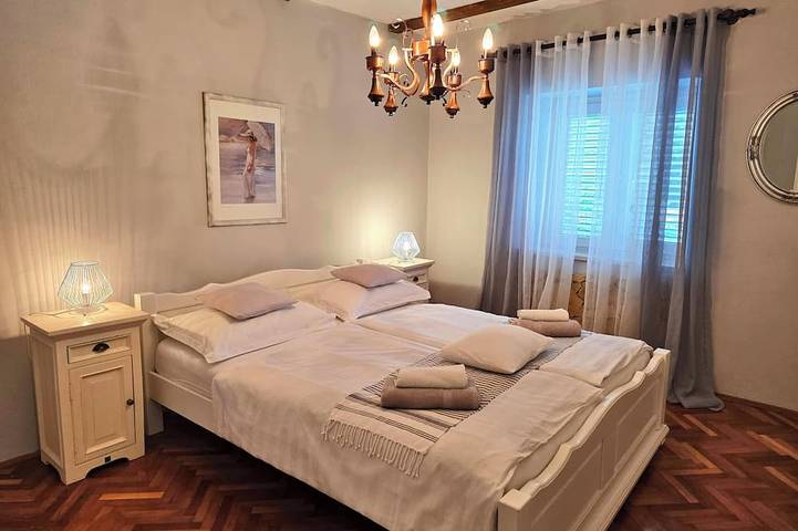 Villa Antoana mit Pool + Spa-Whirlpool + finnische Sauna + PlayStation 4 + WiFi in Pićan, Zentralistrien