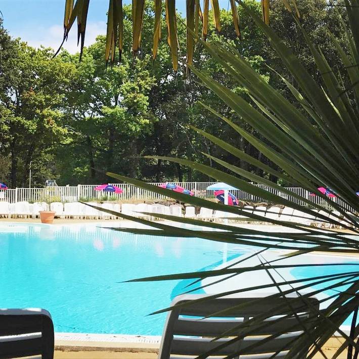 Camping pour 8 personnes, avec jardin ainsi que jacuzzi et piscine