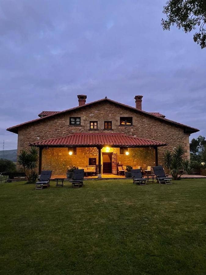 Casa de huéspuedes para 2 personas, con terraza y jardín en Udías
