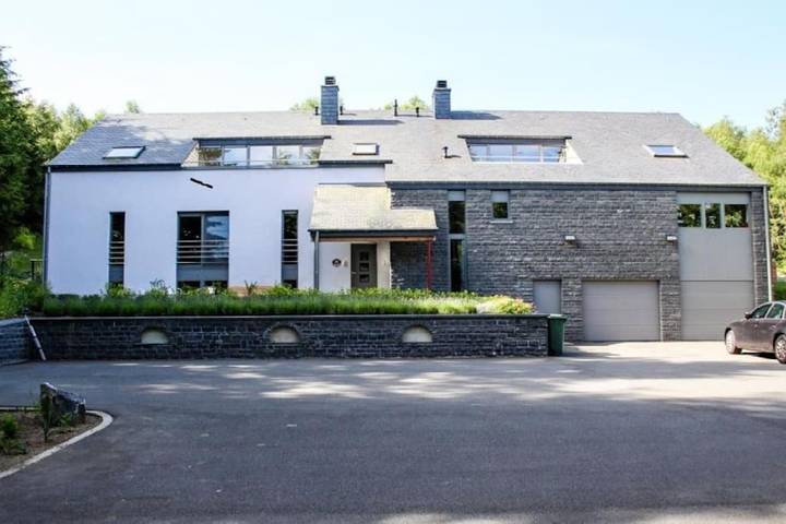Gîte pour 5 personnes, avec vue ainsi que jardin et piscine dans Nadrin
