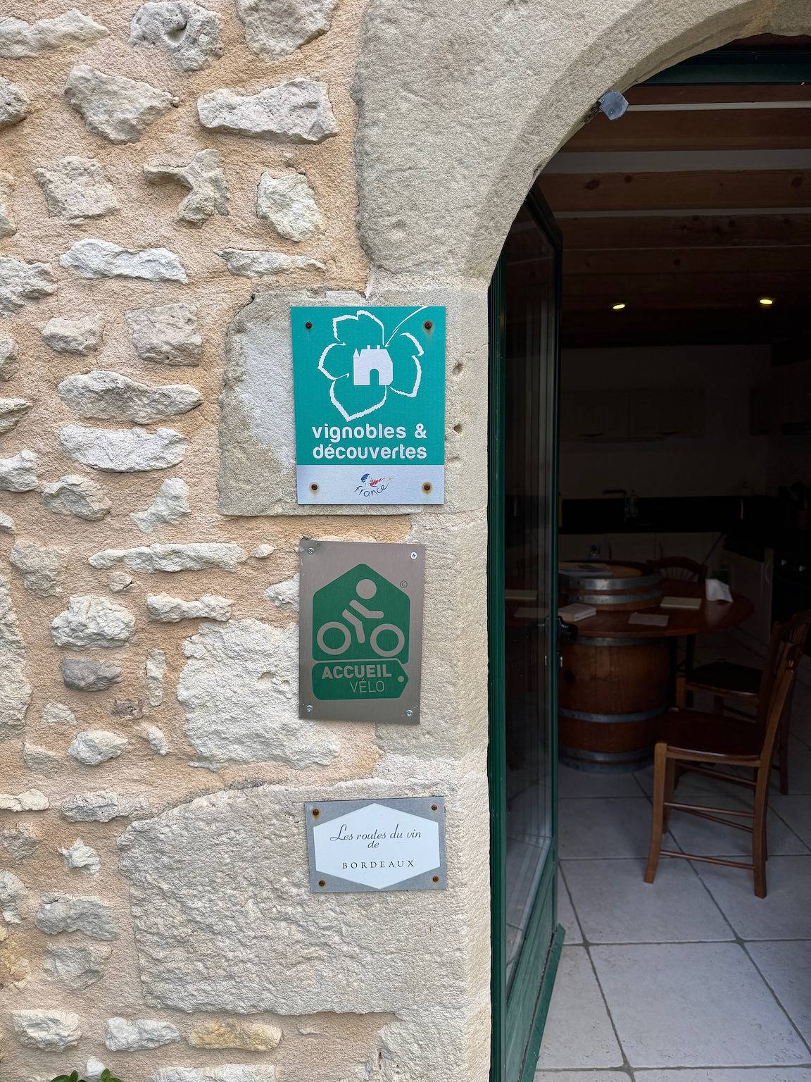 Holiday Home 'Chai Crann Piorra' with Private Terrace, Shared Garden and Wi-Fi in Saint-Genès-de-Blaye, Blaye region