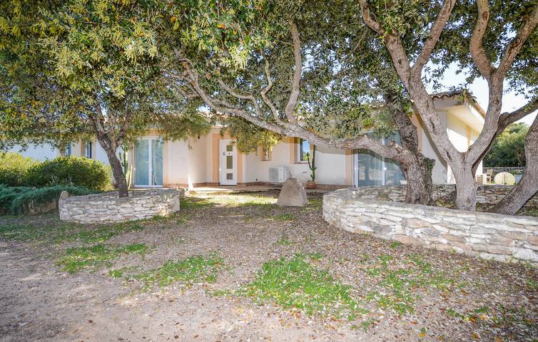 Location de vacances pour 8 personnes, avec terrasse ainsi que jardin et piscine à Bonifacio - 3