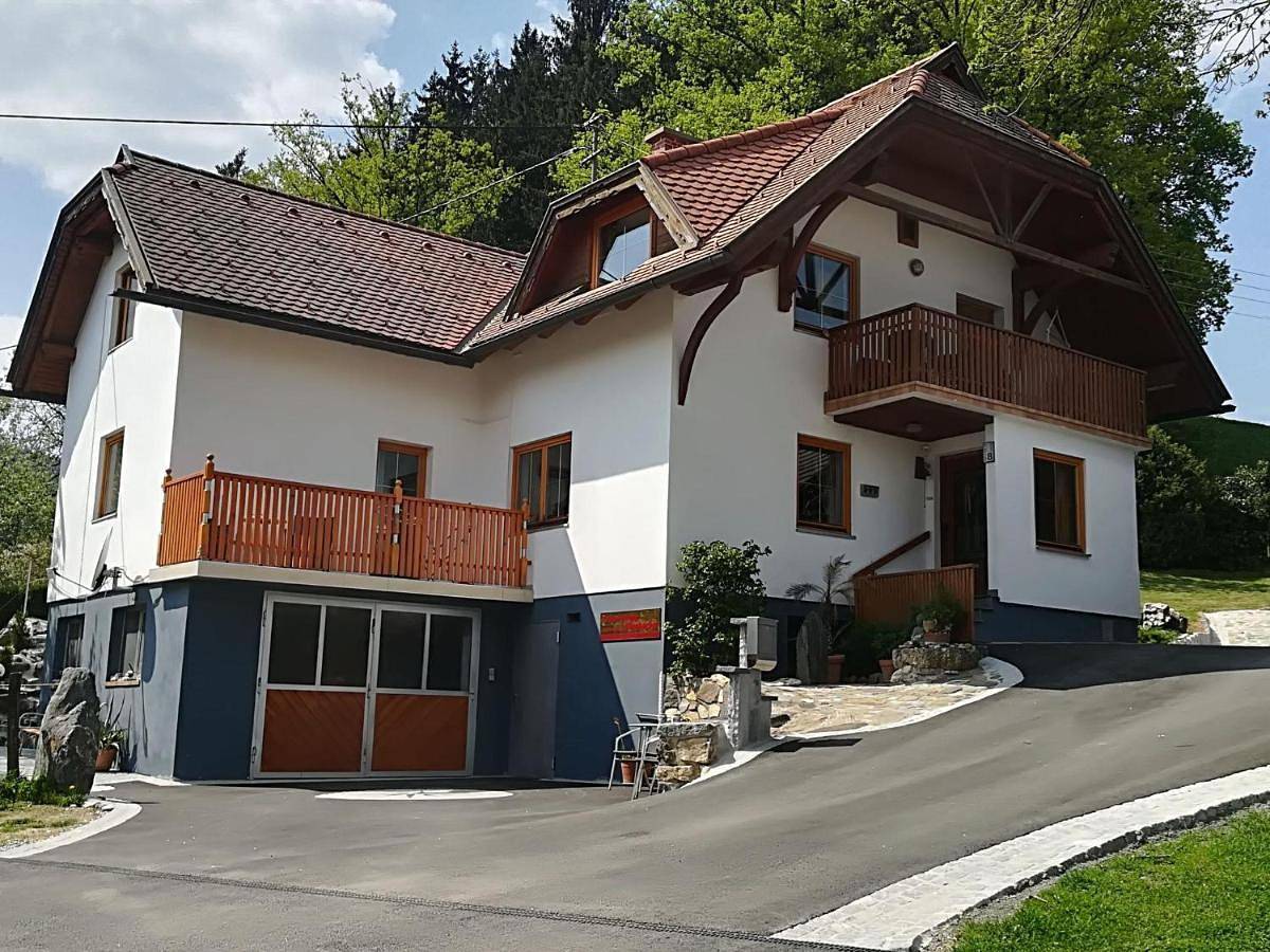 Ganze Wohnung, Apartment with Balcony in Sankt Andrä, Lavanttaler Alpen
