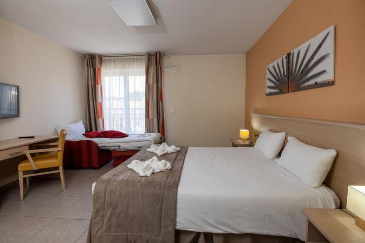 Hôtel pour 2 personnes, avec terrasse à La Destrousse - 3