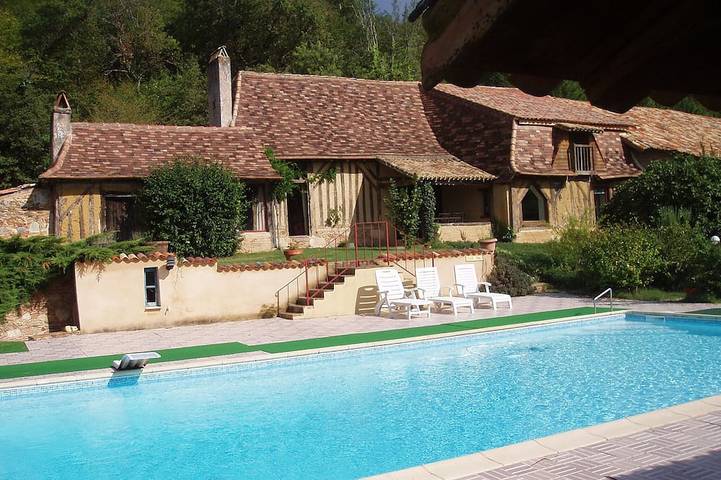 Location de vacances pour 12 personnes, avec jardin ainsi que jacuzzi et sauna à Saint-Laurent-des-Hommes