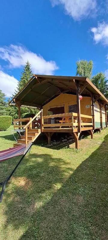 Tente pour 4 personnes, avec vue et jardin ainsi que balcon et piscine dans l' Aude