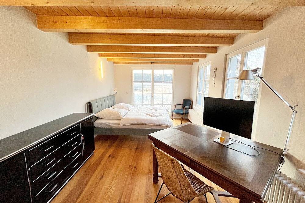 Ganze Wohnung, Straushaus - Wellness Hideaway direkt am Straussee mit Sauna, Tretboot & Kamin in Strausberg, Märkisch-Oderland