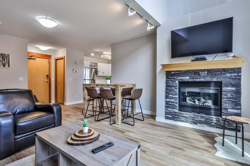 Ganze Wohnung, Charming Mountain Loft – Pet Friendly | Mountain Views! in Canmore, Banff-Nationalpark
