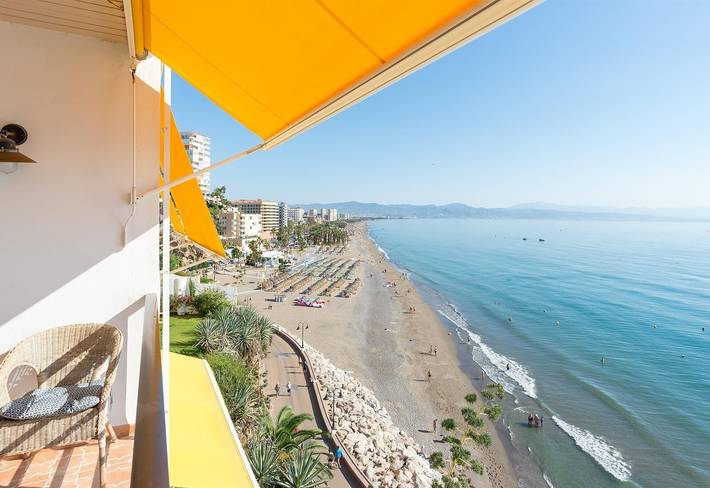 Apartamento entero, Apartamento Sunny View Castillo Santa Clara con vistas al mar, piscina, Wi-Fi, A/C, terraza y jardín in La Carihuela, Torremolinos