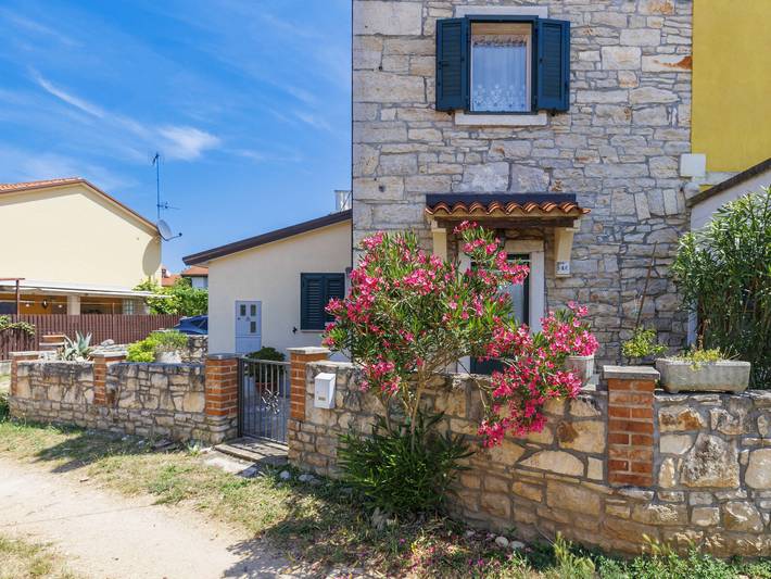Ferienhaus für 3 Personen, mit Terrasse und Ausblick in Umag und Umgebung