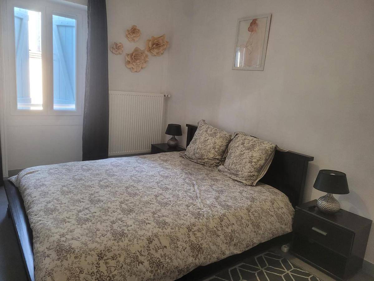 Appartement entier, Two-Bedroom Apartment in Dompierre-sur-Besbre, Allier
