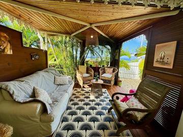 Gîte pour 4 personnes, avec vue ainsi que jardin et terrasse à Les Trois-Bassins