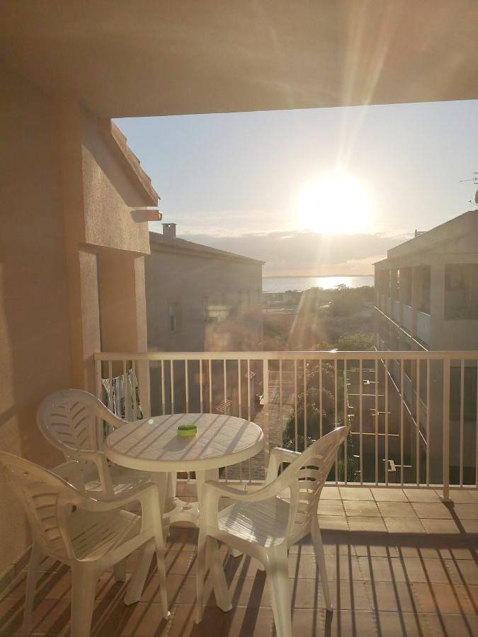 Apartamento para 4 personas, con jardín además de vistas y vistas al lago en Es Pujols
