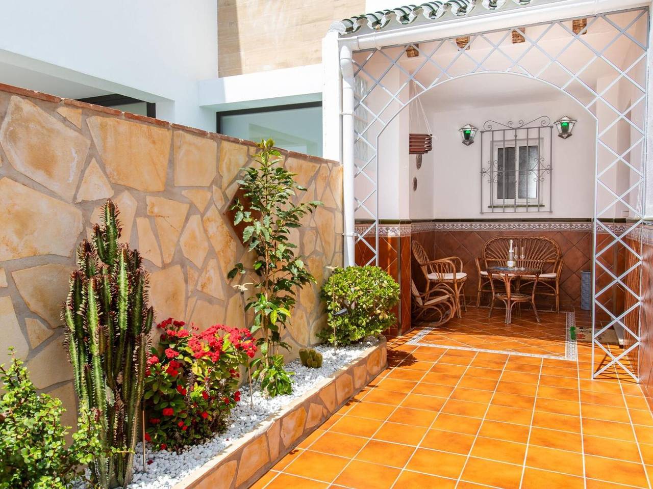 Maison de vacances « Centre-ville avec Jacuzzi » – Vue montagne, Wi-Fi et climatisation in Playa de Burriana, Nerja