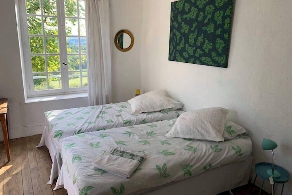 Dans un site préservé , Maison de  famille pour 8 personnes en pleine nature in Escoutoux, Parc Naturel Régional Livradois-Forez