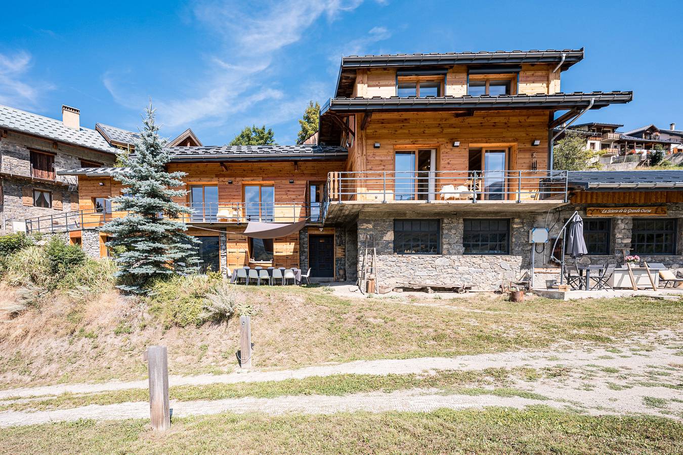 Appartement entier, Appartement 'Grand Cerf - Albiez Montrond' avec vue sur la montagne, terrasse privée et Wi-Fi in Col du Mollard, Albiez-Montrond