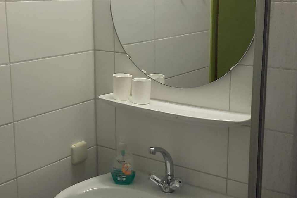 Ganze Wohnung, Geräumiges 2-Raum-Appartement (40qm) mit Balkonzugang und kostenfreiem Wlan in Bad Königshofen i.Grabfeld, Franken