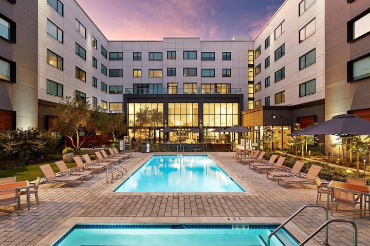Hotel para 4 personas, con vistas además de terraza y piscina, Se admiten mascotas - 1