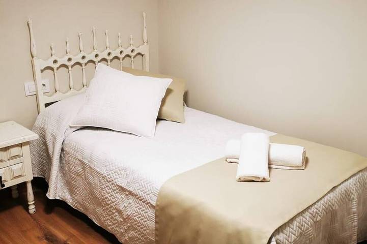 Gîte pour 9 personnes, avec jardin à Oliana - 4