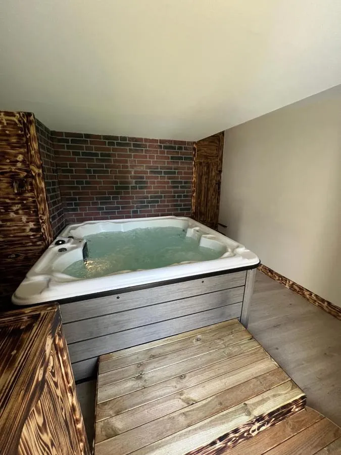 Casa de vacaciones para 8 personas, con jardín y jacuzzi además de balcón y piscina - 1
