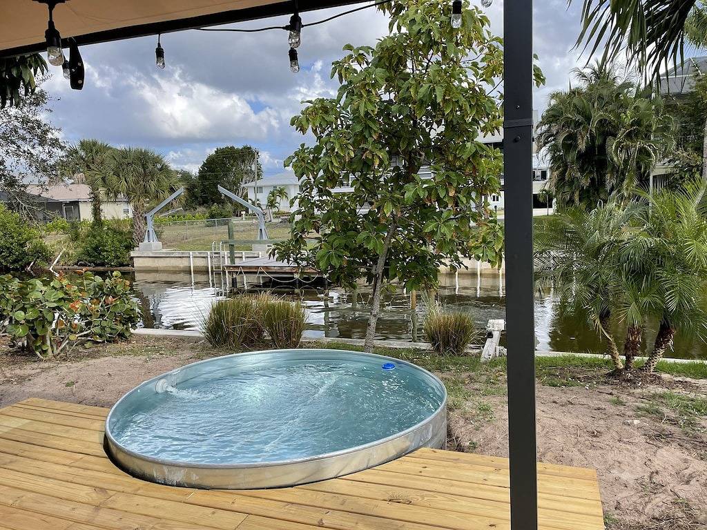 Waterfront Cottage! Kayaking, birdwatching, fishing in quiet bay access setting in Bonita Bay, Bonita Springs