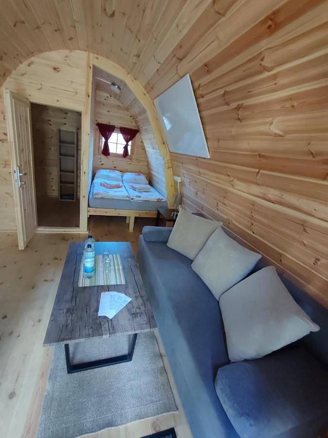 Minihotel "Hobbit Town" am See an der Mecklenburger Seenplatte, Schlaffass in Himmelpfort, Ruppiner Seenland