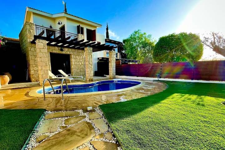 Villa for 4 people, with balcony and garden in Aphrodite Hills
